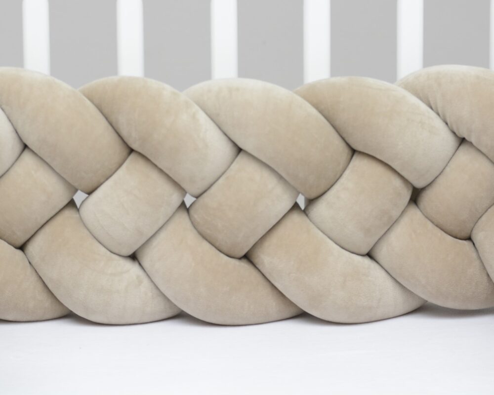 Flettet sengebeskyttelse 4 strenge velour cappuccino