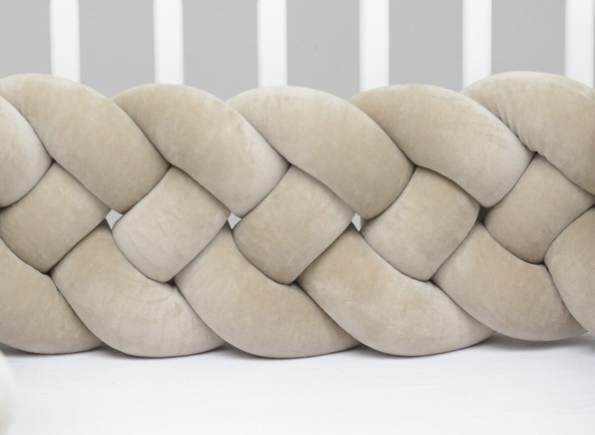 IMG_9594-1.jpg Flettet sengebeskyttelse 4 strenge velour cappuccino