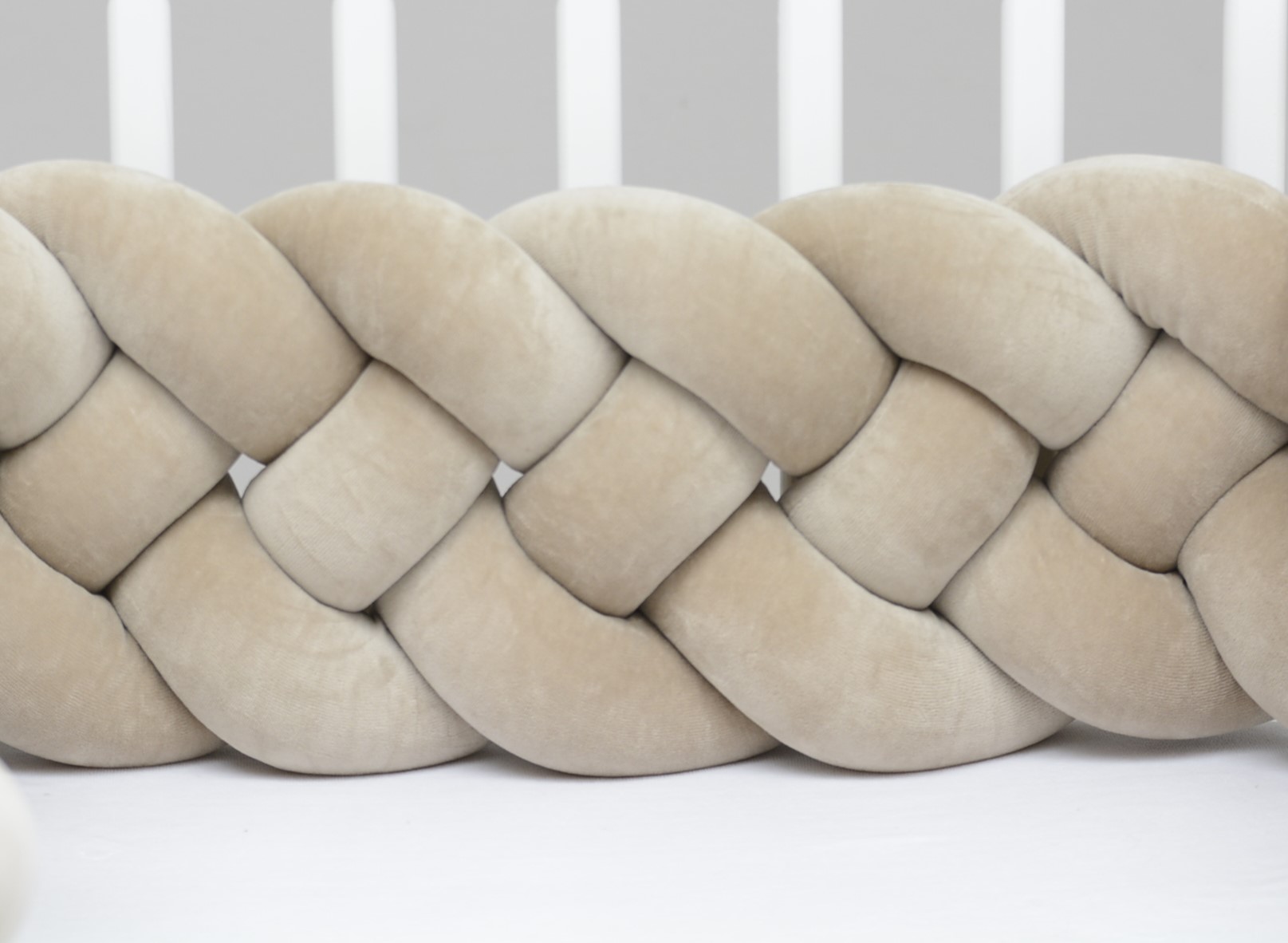 IMG_9594-1.jpg Flettet sengebeskyttelse 4 strenge velour cappuccino