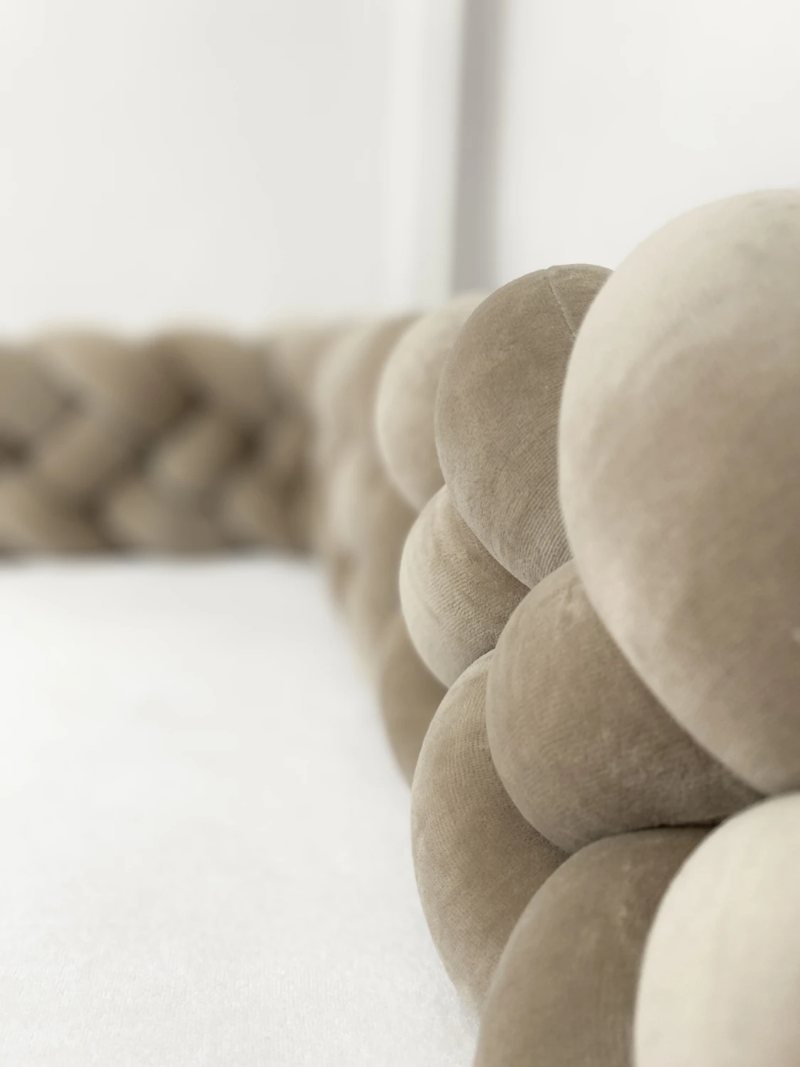 cappuccino_4.webp Flettet sengebeskyttelse 4 strenge velour cappuccino